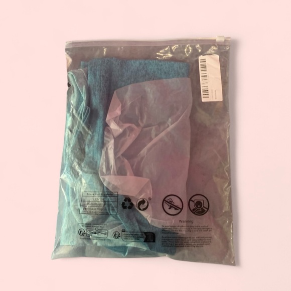 NWOT/New in package. Blue ombré graphic long sleeve shirt. Size large. - Picture 4 of 4